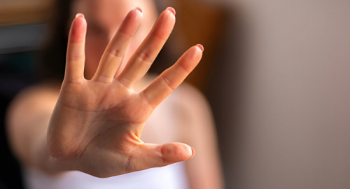 Qualiano: Donna Accoltellata dall'Ex Compagno agli Arresti Domiciliari. L'Arresto e gli Interrogativi sulle Misure Cautelari